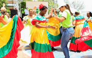 la-directora-administrativa-ana-patricia-lopez-rios-y-el-grupo-canitas